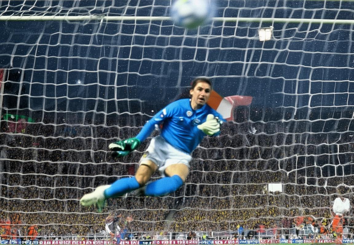 多纳鲁马：从青涩小将到世界顶级门将的成长传奇(图3)